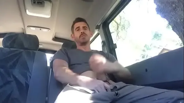 HD cara gostoso se masturbando na parte de trás do carro tubo total