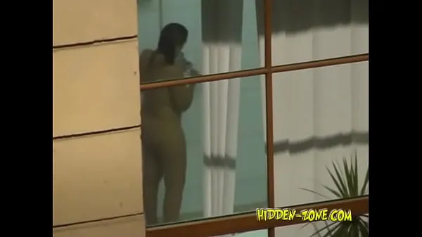 HD Ein Mädchen wäscht sich in der Dusche und wir sehen sie durch das Fenster insgesamt Tube