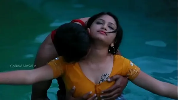HD Romance entre Mamatha et son petit ami dans la piscine-1 Tube total