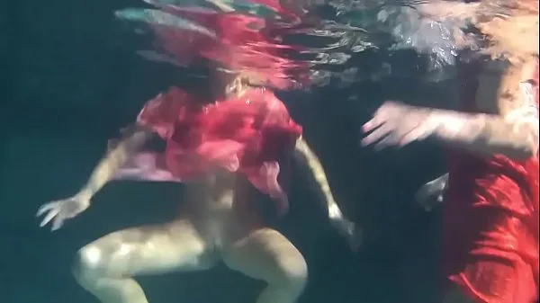 HD Two hot lesbians underwater touching each-other. y. s are naked in the pool. Young nudists totalt rör