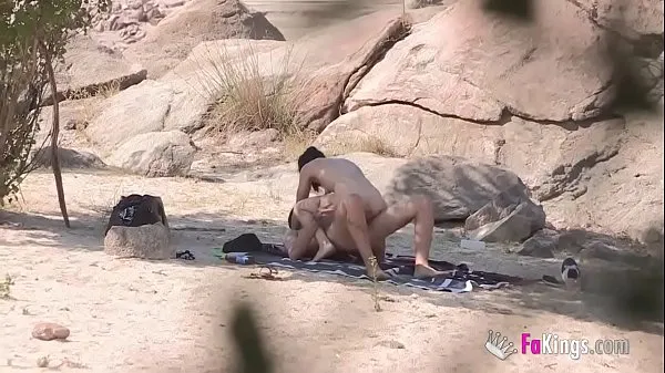 HD Ramasser les filles au bord du lac. JotaDe chasse les filles nudistes, faciles et excitées Tube total