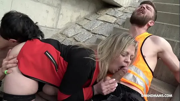 HD This old slut is so horny she sucks 2 construction workers at once rør i alt