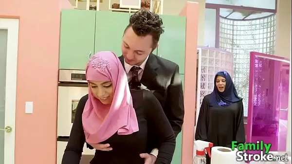 HD Hijab jeune femme accrochée à la grosse bite de Stepbro Tube total