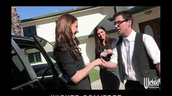 HD Pair of sisters bribe their car salesman into a threesome teljes cső