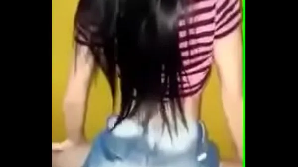 HD Chica joven bailando funk en pantalones cortos tubo total