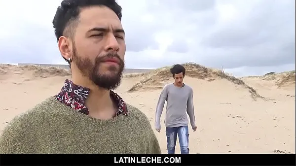 HD LatinLeche - Um Quente Latino Stud recebe o pinto chupado na praia tubo total