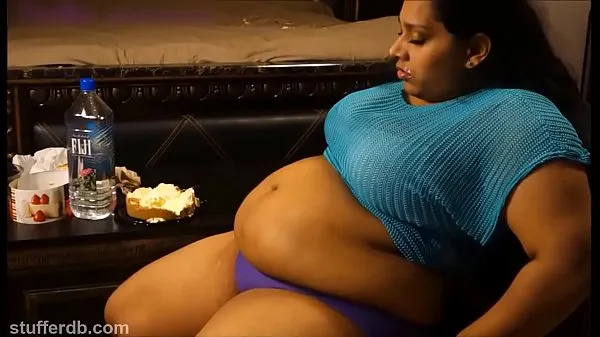 HD BBW indiano se empanturra com bolo de queijo tubo total