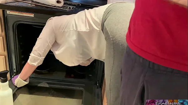HD Silly stepmom gets stuck in the oven and wants to get fucked total Tube