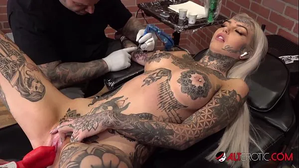 HD Amber Luke masturbates while getting tattooed total Tube