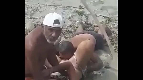 HD Caught on the beach totale buis