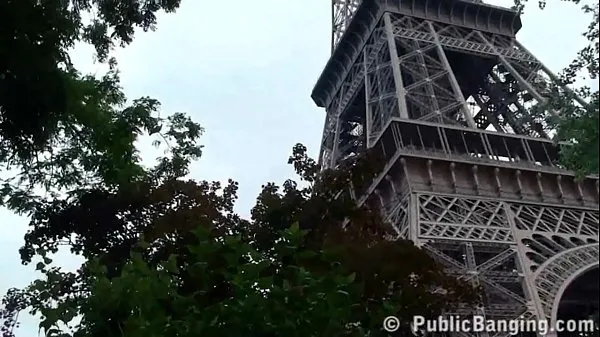 HD Une jolie fille est baisée par 2 mecs dans une ruelle célèbre de la Tour Eiffel Tube total