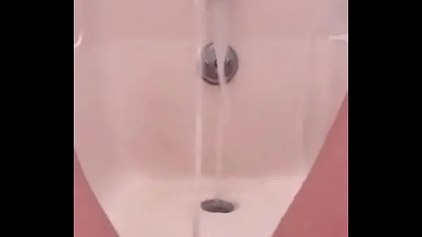 HD 18 yo pissing fountain in the bath إجمالي الأنبوب