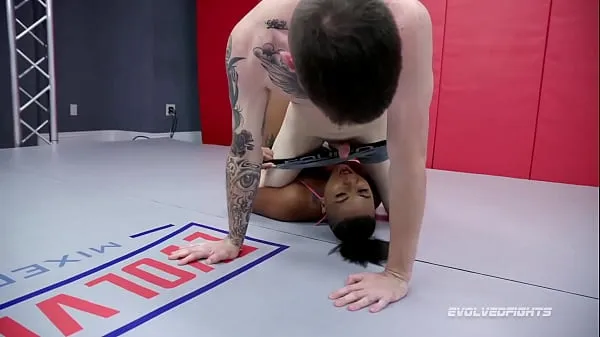 HD Mixed Nude Sex Fight enquanto Avery Jane luta contra Cody Carter, perdendo e depois chupa e cavalga seu pau tubo total