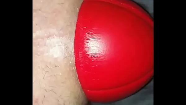 HD Bola de futebol enorme com 12 cm de largura na minha bunda esticada, veja-a deslizar para fora de perto tubo total