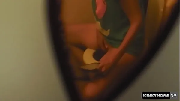 HD Chica caliente se masturba en el baño tubo total