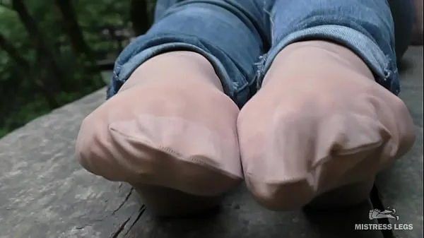 高清Jeans Feet In Nylon Socks In The Forest总管