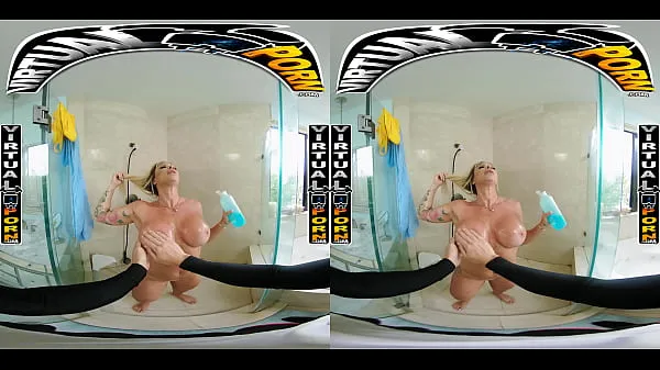 HD Busty Blonde MILF Robbin Banx Seduces Step Son In Shower หลอดทั้งหมด