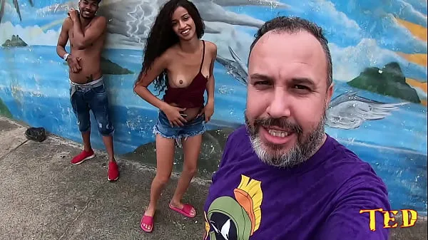 HD A la jovencita le encanta estar desnuda en la playa tubo total