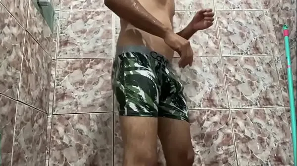 HD Молодой парень снимает нижнее белье в ванне всего видео