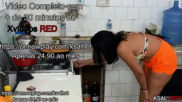 HD A putinha da Danny Hot, trabalhando na cozinha, quando os dois filhos do patrão dela chegaram ela ficou tara e acabou dando a xota para os dois no local de trabalho mesmo tubo total