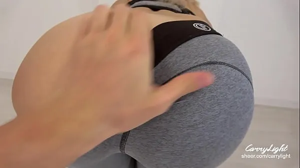 HD Подтянутая тинка в штанах для йоги трахает пальцами анал и кончает на задницу POV CarryLight всего видео