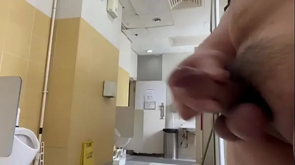 HD Jerking off in public toilet totalt rör