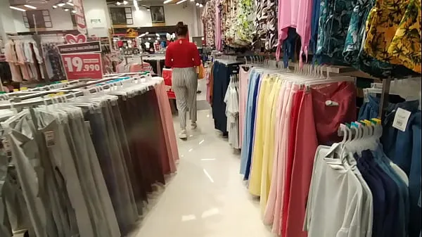 HD I chase an unknown woman in the clothing store and show her my cock in the fitting rooms totalt rør