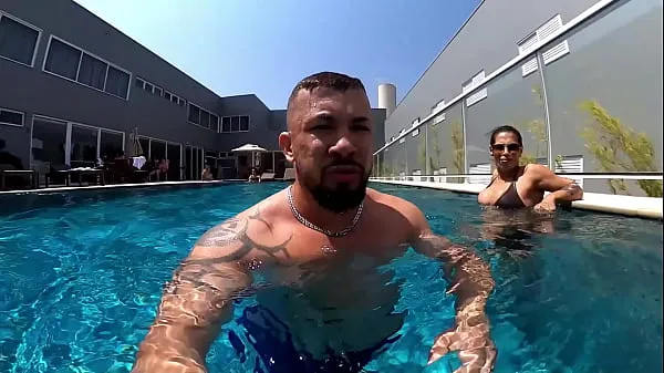 HD Married woman has sex with unknown employee in pool całkowity kanał