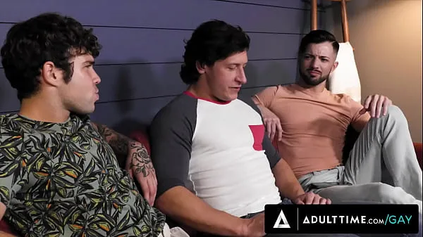 HD ADULTO TIME - O bicurioso Dalton Riley permite que melhores amigos gays o seduzam em um trio! PRIMEIRO BAREBACK tubo total