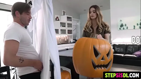HD Two thin girls with small breasts want to prepare for the Halloween party and want to have sex with their stepbrother who has a big dick rør i alt