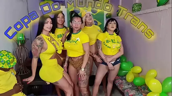 HD Sabrina Prezotte y sus ardientes amigas trans armaron su equipo para divertirse con los chicos en esta copa tubo total