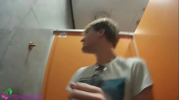 HD Amis du université s'amusant gay dans les toilettes publiques Tube total