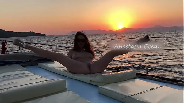 HD Blondy girl poses totally naked on boat party. Open legs, masturbate outdoors. Public putki yhteensä