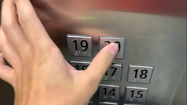HD Sexo em público, no elevador com um estranho e eles nos pegam tubo total
