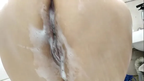 HD Charming mature Russian cocksucker takes a shower and her husband's sperm on her boobs کل ٹیوب