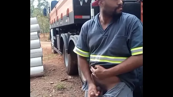 高清Worker Masturbating on Construction Site Hidden Behind the Company Truck总管