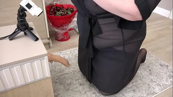 Tổng số HD Amateur camera watches from the side as a curvy milf fucks a dildo and records her video. PAWG Ống